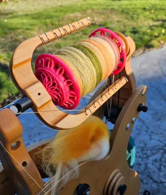 beginning-spinning-on-a-wheel-class-with-chantel-paradise-fibers-2581969 (1)
