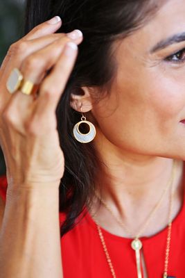 contemporary_style_gold_concrete_earrings_asymmetrical