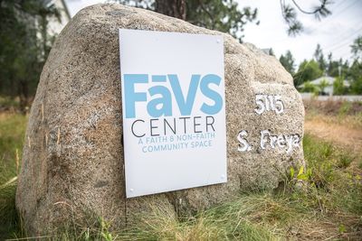 FaÌVS-Center-Sign